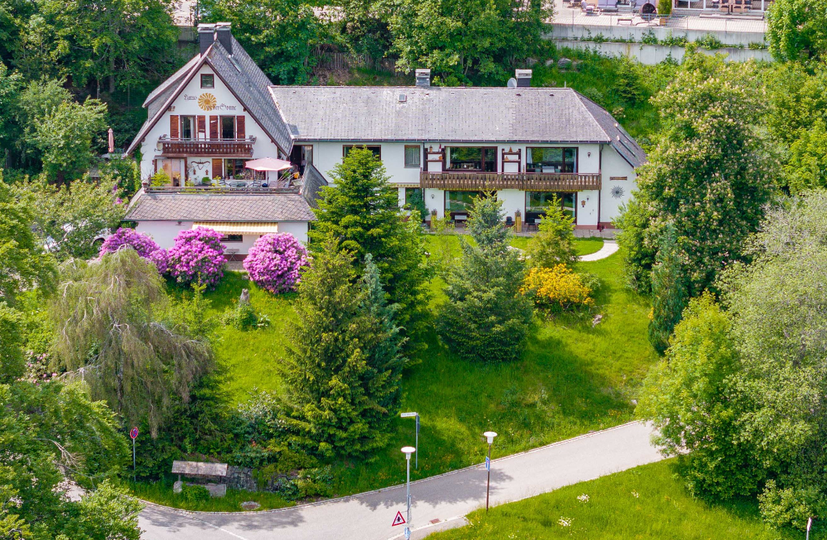 kuckucksnester_titisee_haus_an_der_sonne_aussen.webp